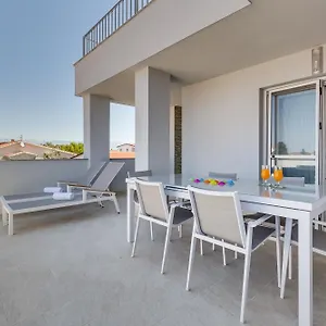 Apartament Kastelina, Vir